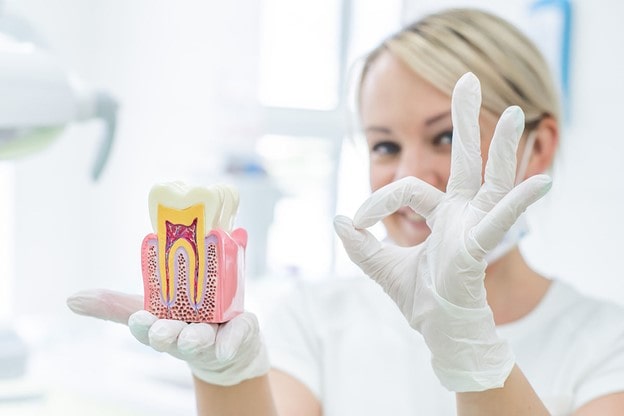 خدمات عصب کشی و درمان ریشه درمانگاه دندانپزشکی لبخند