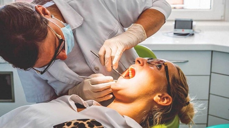 برای انجام عصب کشی دندان به چه کسی مراجعه کنیم؟