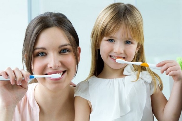 دندان های کودک خود را در خانه تمیز کنید.