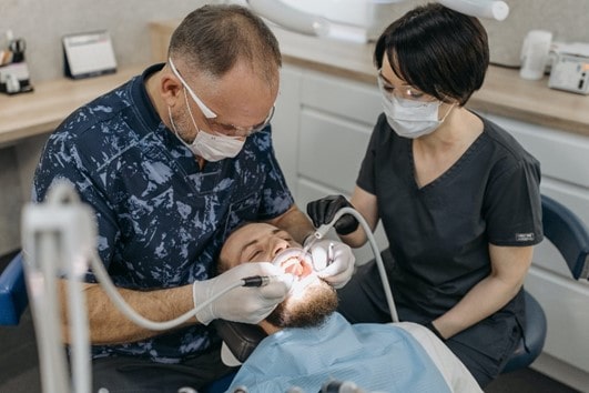 تفاوت بین متخصص پروتزهای دندانی و دندانپزشک
