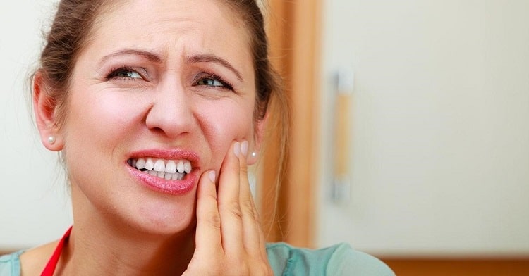 نشانه های لق شدن ایمپلنت دندان